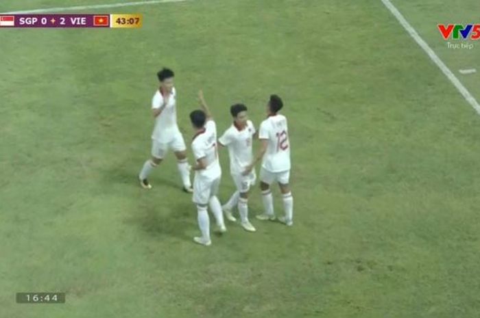 Selebrasi pemain Vietnam usai mencetak gol ke gawang Singapura, dalam laga kedua grup B SEA Games 2023 di Visakha Stadium, Phnom Penh, Kamboja, Ravu (3/5/2023).