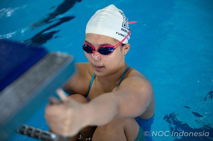 Atlet renang, lairene Candrea Wonomiharjo, dipercaya menjadi flag bearer bagi defile Tim Indonesia dalam upacara pembukaan SEA Games 2023.