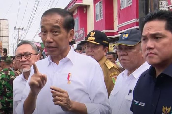 Presiden Jokowi beri sindiran untuk Pemda Lampung soal jalanan yang rusak parah.