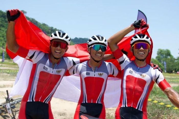 Feri Yudoyono (tengah) diapit Zaenal Fanani (kanan) dan Ihza Muhammad usai perlombaan nomor XCO Putra SEA Games 2023 di Kulen Mountains, Siem Reap, Kamboja, Sabtu. (6/5/2023).