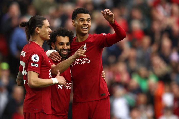 Mohamed Salah (tengah) mencetak gol ke-100 di markas Liverpool saat menghadapi Brentford pada pekan 35 Liga Inggris (6/5/2023).