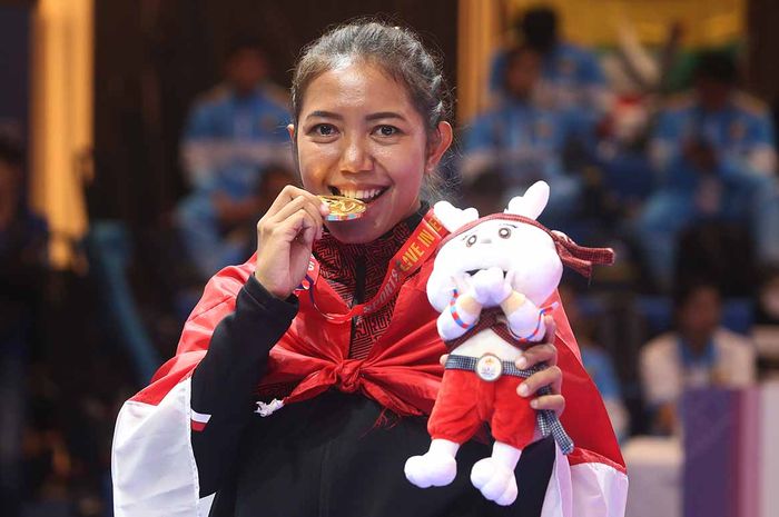 Atlet Vovinam Putri Indonesia berhasil merebut medali emas di cabang Vovinam kelas Dragon-Tiger Form Putri Sea Games 2023 Kamboja di Chroy Changvar Convention Center Hall, Phnom Penh, Sabtu (6/5/2023). (Foto: sportsmoment.id/Husni Yamin)