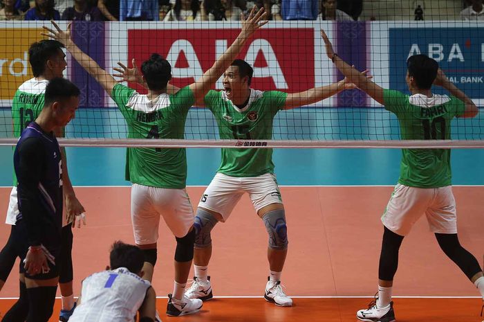 Pebola voli putra Indonesia, Dio Zulfikri (15) melakukan selebrasi dalam cabang bola voli Sea Games 2023 Kamboja, di Indoor Hall Olympic Phnom Penh, (6/5/2023). Indonesia Mengalahkan Kamboja dengan skor 3-0 (25-18, 25-21, 25-16). 