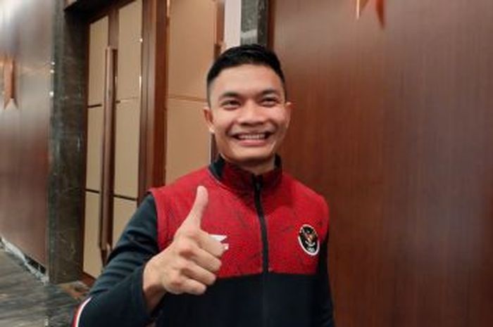 Karateka Indonesia, Sandi Firmansyah, berpose setelah meraih emas perdananya pada SEA Games 2023 di Chroy Changvar Convention Center Phnom Penh, Kamboja, Minggu (7/5/2023).