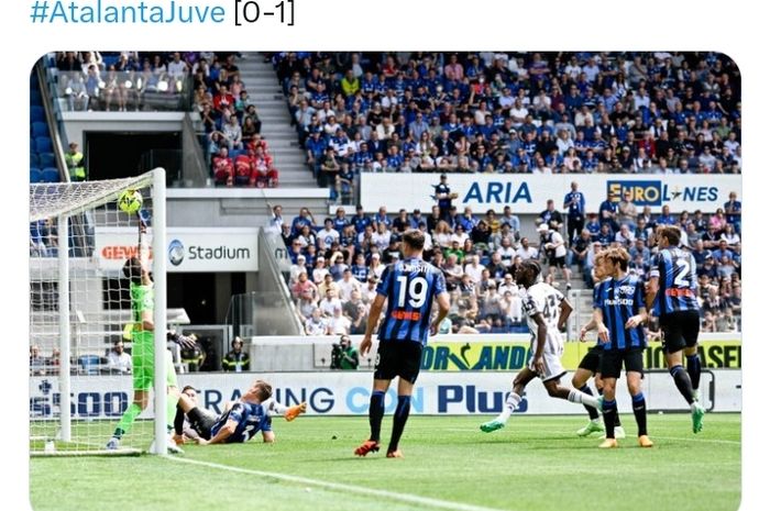 Striker Juventus, Samuel Iling-Junior, mencetak gol ke gawang Atalanta pada laga Liga Italia di Gewiss Stadium, Minggu (7/5/2023)