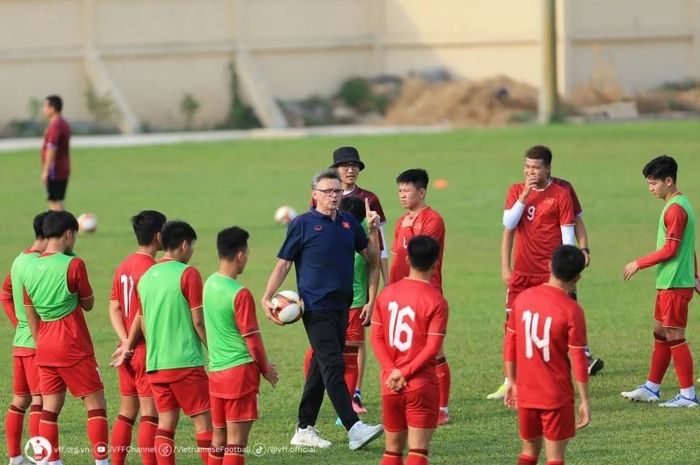 Pelatih Timnas U-22 Vietnam Philippe Troussier memimpin skuadnya dalam sesi latihan di SEA Games 2023.