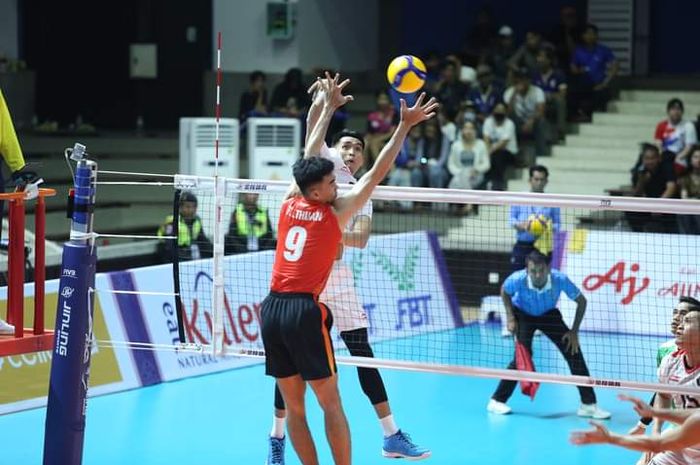 Pebola voli putra Indonesia, Rivan Nurmulki, sedang melancarkan serangan ke arah Vietnam pada semifinal SEA Games 2023 di Olympic Indoor Stadium, Kamboja, Minggu (7/5/2023).