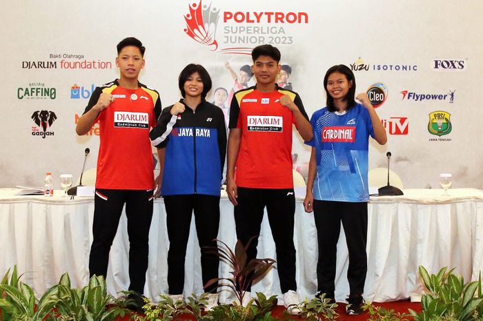 (ki-ka) Lindan Mikael Mahardika (atlet PB Djarum), Thalita Ramadhani Wiryawan (atlet PB Jaya Raya), Moh. Zaki Ubaidillah (atlet PB Djarum), dan Dea Tri Wulandari (Mutiara Cardinal Bandung) | Sesi foto bersama usai jumpa pers Polytron Superliga Junior 2023 di Hotel Grand Artos, Magelang, Jawa Tengah, Minggu (7/5) siang WIB.