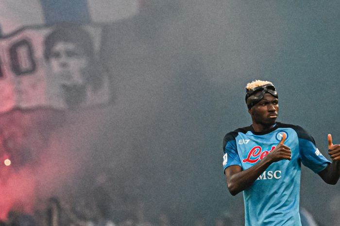 Victor Osimhen cetak gol penalti yang bikin pesta scudetto Napoli lengkap dengan kalahkan Fiorentina di pekan 34 Liga Italia (7/5/2023).