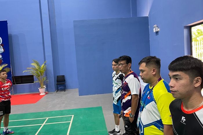 Potret mantan pelatih Pelatnas PBSI, Chafidz Yusuf (3 dari kanan), saat mempersiapkan pebulu tangkis Filipina untuk SEA Games 2023 Kamboja.