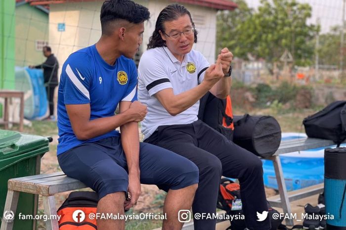 Kim Pan-gon bersama dengan pemain Timnas U-22 Malaysia.