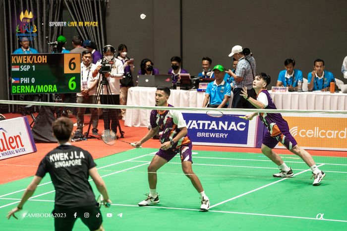 Tim bulu tangkis beregu putra Singapura mengalahkan Filipina dalam perempat final SEA Games 2023 di Morodok Techo National Stadium Badminton Hall, Kamboja, 8 Mei 2023. Tampak dalam gambar partai ganda putra 1 antara Jun Liang Andy Kwek/Loh Kean Hean dan Christian Bernardo/Alvin Morada.