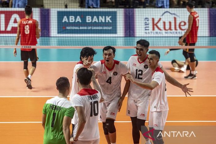 (Ki-ka) Pemain tim nasional bola voli Indonesia yaitu libero Henry Ade Novian, outside hitter Fahri Septian Putratama, Farhan Halim, middle blocker Hendra Kurniawan, opposite Rivan Nurmulki, dan kapten Nizar Julfikar merayakan poin saat melawan Vietnam pada semifinal SEA Games 2023 di Olympic Comple