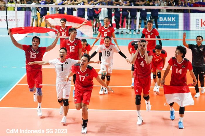 Tim bola voli putra Indonesia melakukan selebrasi setelah memastikan medali emas SEA Games 2023 seusai mengalahkan Kamboja, 3-0 pada final yang berlangsung di Olympic Indoor Stadium, Phnom Penh, Senin (8/5/2023).