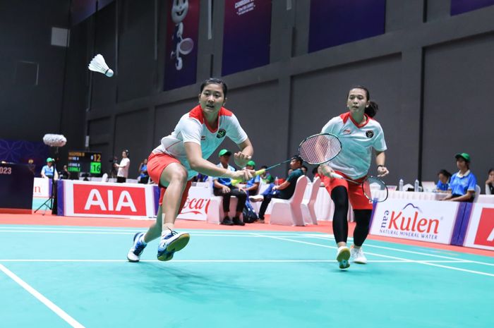 Ganda tunggal putri Indonesia, Febriana Dwipuji Kusuma/Amalia Cahaya Pratiwi, saat tampil pada babak perempat final beregu putri kontra Kamboja pada laga yang digelar di Badminton Hall Morodok Techo, Selasa, 9 Mei 2023