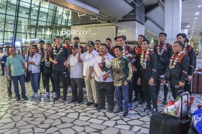 Penyambutan PBVSI kepada timnas voli putra Indonesia yang tiba di Bandara Soekarno Hatta, Tangerang, Rabu (10/5/2023) malam.