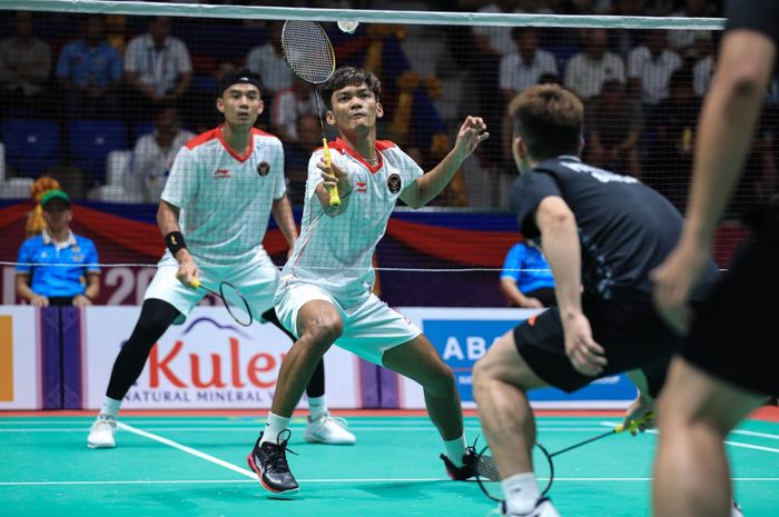 Pasangan ganda putra, Bagas Maulana dan Muhammad Shohibul Fikri, ketika tampil dalam pertandingan Indonesia vs Singapura pada semifinal bulu tangkis beregu putra SEA Games 2023 di Badminton Hall Morodok Techo, Phnom Penh, Kamboja, 10 Mei 2023.