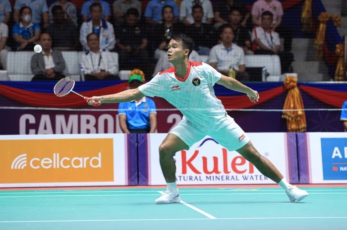 Pebulu tangkis tunggal putra, Christian Adinata, berusaha mengembalikan kok saat tampil dalam pertandingan Indonesia vs Singapura pada semifinal bulu tangkis beregu putra SEA Games 2023 di Badminton Hall Morodok Techo, Phnom Penh, Kamboja, 10 Mei 2023.