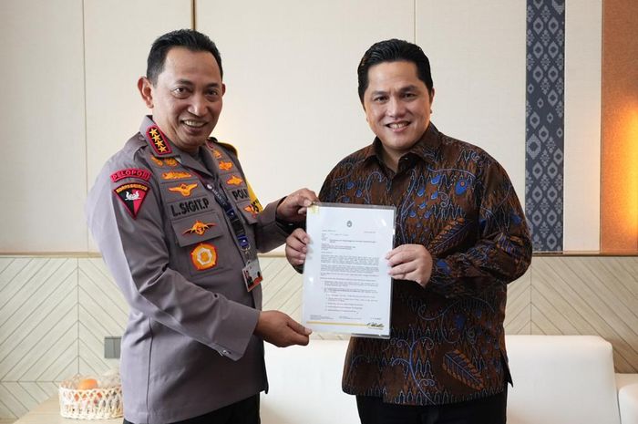 Ketua Umum PSSI, Erick Thohir, menyerahkan jadwal pertandingan Liga 1 2023-2024 kepada Kapolri, Listyo Sigit Prabowo, Rabu (10/5/2023).