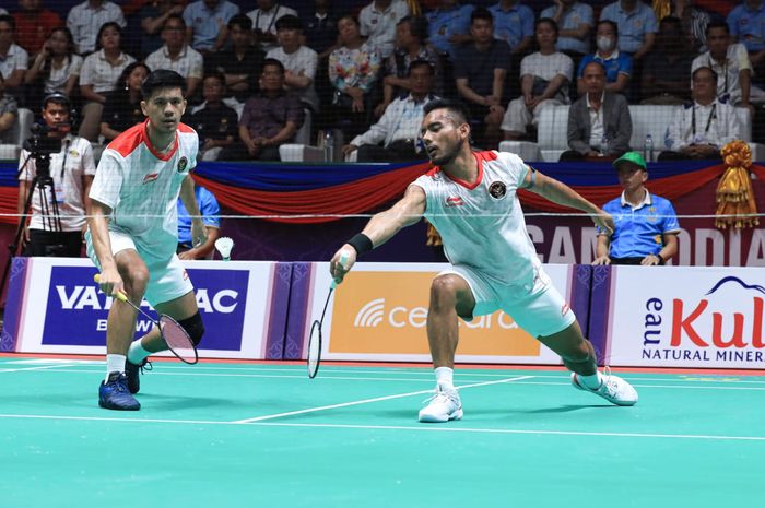 Aksi pasangan ganda putra, Yeremia Erich Yoche Yacob Rambitan dan Pramudya Kusumawardana, dalam pertandingan Indonesia vs Singapura pada semifinal bulu tangkis beregu putra SEA Games 2023 di Badminton Hall Morodok Techo, Phnom Penh, Kamboja, 10 Mei 2023.