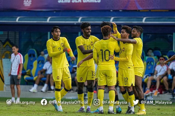 Pemain timnas U-22 Malaysia melakukan selebrasi setelah mencetak gol ke gawang Singapura pada lanjutan babak penyisihan Grup B SEA Games 2023, Kamis (11/5/2023).