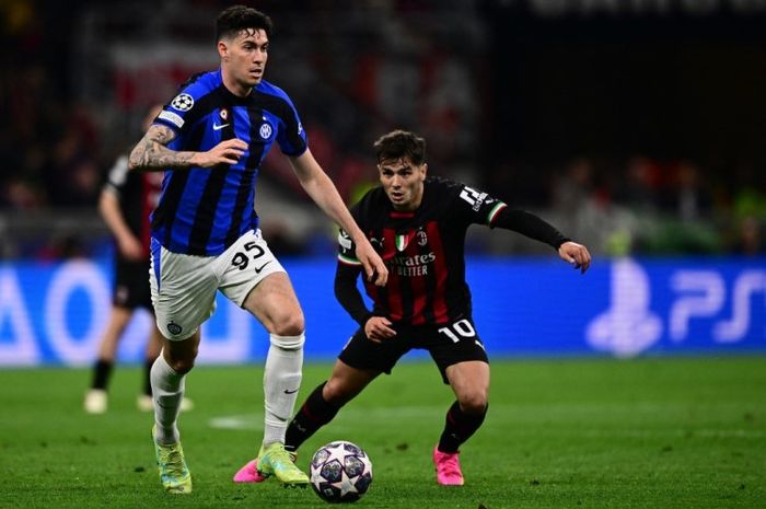 Alessandro Bastoni vs Brahim Diaz dalam smeifinal Liga Champions 2022-2023.