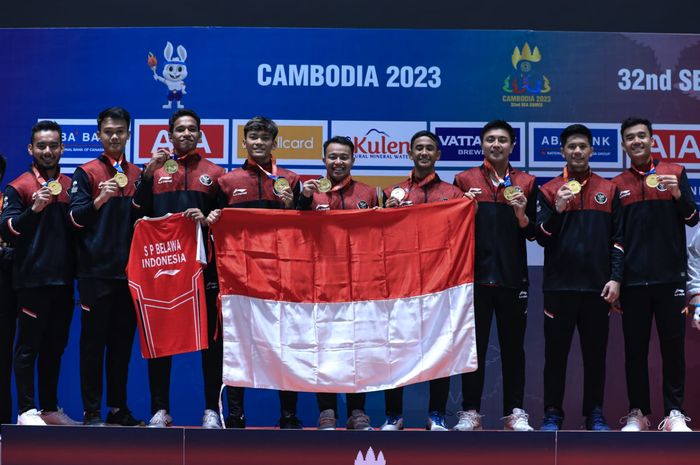 Pemain tim bulu tangkis putra Indonesia berpose setelah memenangi medali emas SEA Games 2023 di Badminton Hall Morodok Techo, Kamboja, 11 Mei 2023. 