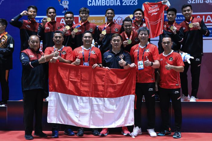 Rionny Mainaky (depan kanan) bersama tim bulu tangkis putra Indonesia saat berdiri di podium penyerahan medali emas beregu SEA Games 2023, di Badminton Hal Morodok Techo, Phnom Penh, Kamboja, Kamis (11/5/2023).