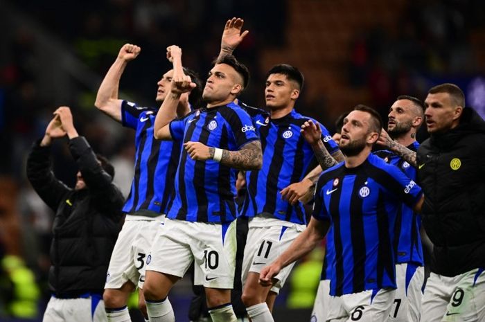 Pemain Inter Milan merayakan kemenangan atas AC Milan pada leg pertama semifinal Liga Champions 2022-2023.