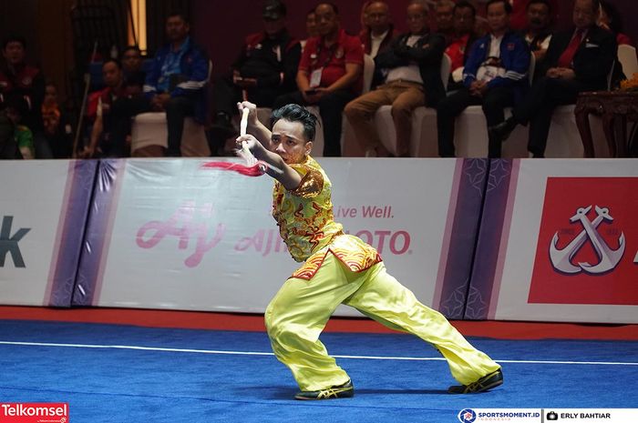 Aksi atlet Wushu putra Indonesia, Muhammad Daffa Golden Boy di nomor Jianshu-Qiangshu pada gelaran SEA Games 2023 di Chory Changvar International Convention and Exhibition Center, Phnom Penh, Rabu (10/5/2023).           