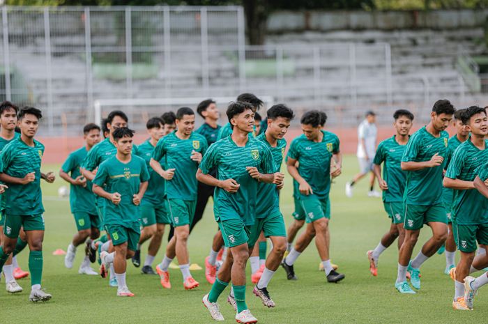 Persebaya Surabaya menggelar latihan perdana jelang menghadapi Liga 1 2023/2024 di Stadion Gelora November, Surabaya, Rabu (10/5/2023).