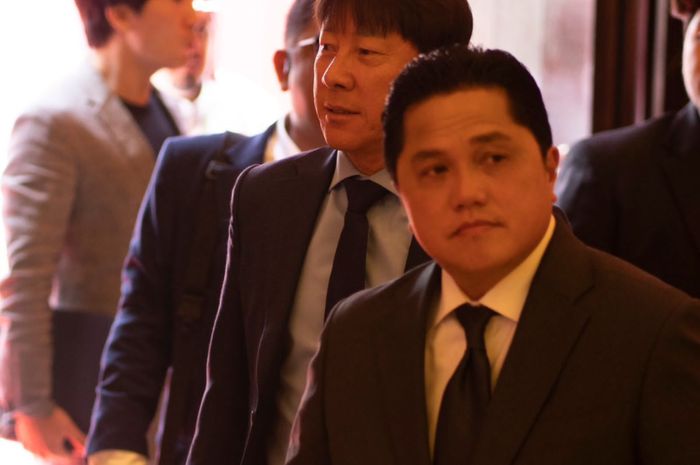 Ketua Umum PSSI, Erick Thohir bersama pelatih timnas Indonesia, Shin Tae-yong saat menghadiri drawing Piala Asia 2023 di Doha, Qatar, Kamis (8/11/2023).