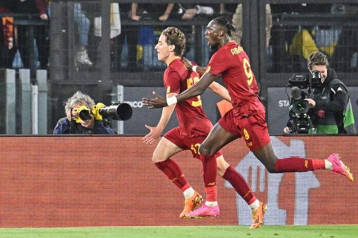 Edoardo Bove (kiri) merayakan golnya bersama Tammy Abraham dalam duel AS Roma vs Bayer Leverkusen pada semifinal Liga Europa di Olimpico (11/5/2023).