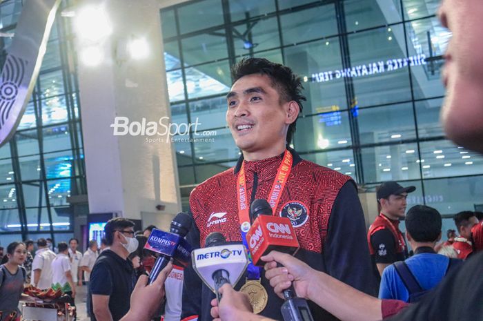 Atlet timnas voli Indoor putra, Rivan Nurmulki, sedang memberikan keterangan kepada awak media di Bandara Soekarno Hatta, Tangerang, Banten, Rabu (10/5/2023) malam.