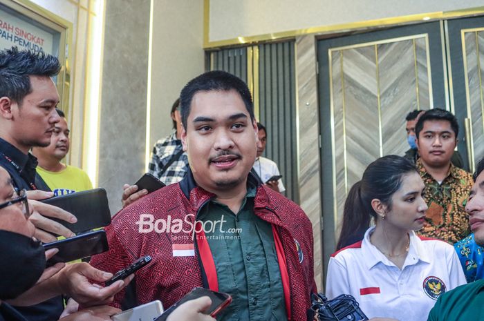 Menteri Pemuda dan Olahraga Republik Indonesia, Dito Ariotedjo, sedang memberikan keterangan kepada awak media di Kantor Kemenpora, Senayan, Jakarta, Jumat (12/5/2023) siang.