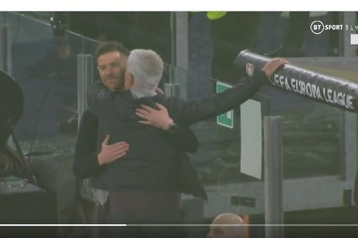 Jose Mourinho berpelukan dengan Xabi Alonso dalam laga AS Roma vs Bayer Leverkusen di semifinal Liga Europa (11/5/2023). Mou bereuni dengan mantan pemainnya semasa di Real Madrid itu.