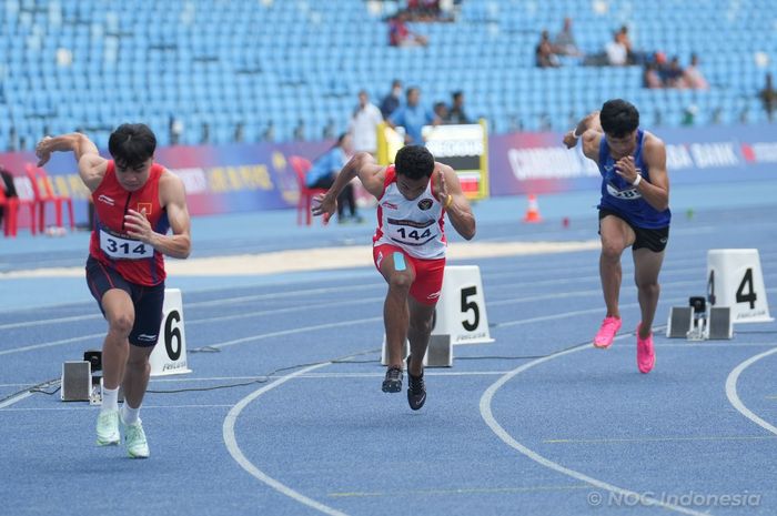 Pelari putra Indonesia, Lalu Muhammad Zohri (tengah) pada SEA Games 2023,