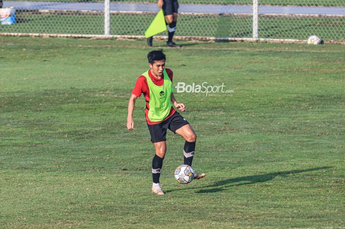 Pemain timnas U-22 Indonesia, Taufany Muslihuddin, sedang menguasai bola dalam latihannya di Lapangan A, Senayan, Jakarta, 16 Maret 2023.