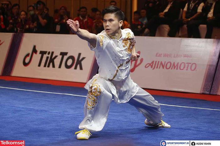 Atlet wushu Indonesia, Edgar Xavier Marvelo, merebut  medali emas dari nomor Changquan SEA Games 2023 di Chory Changvar International Convention Center, Phnom Penh, Kamboja, 12 Mei 2023. 