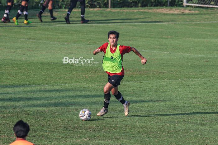 Pemain timnas U-22 Indonesia, Taufany Muslihuddin, sedang menguasai bola dalam latihannya di Lapangan A, Senayan, Jakarta, 16 Maret 2023.