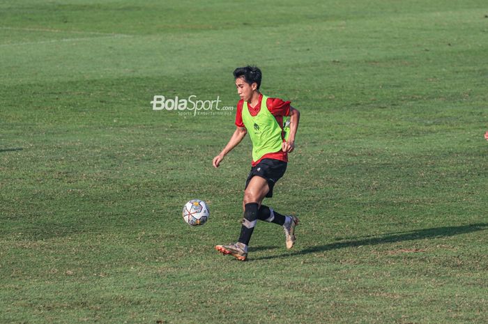 Pemain timnas U-22 Indonesia, Taufany Muslihuddin, sedang menguasai bola dalam latihannya di Lapangan A, Senayan, Jakarta, 16 Maret 2023.