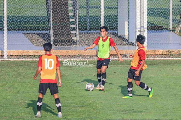 Pemain timnas U-22 Indonesia, Taufany Muslihuddin (tengah), sedang menguasai bola dalam latihannya di Lapangan A, Senayan, Jakarta, 16 Maret 2023.