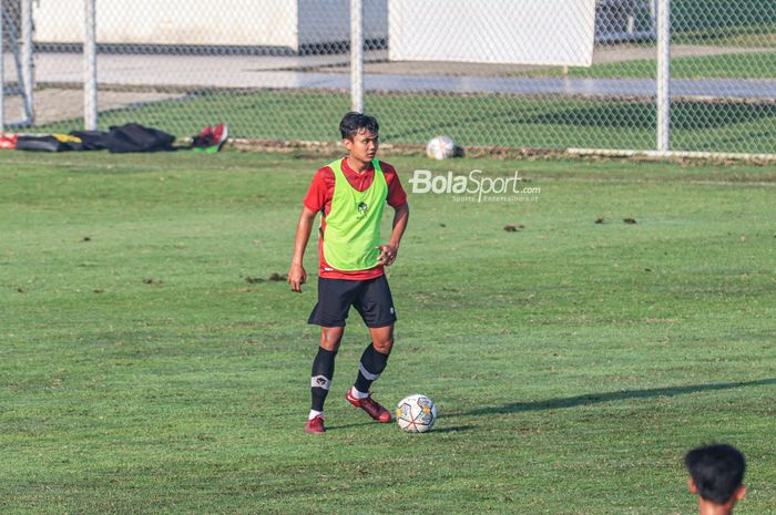 Bek timnas U-22 Indonesia, Komang Teguh Trisnanda, sedang menguasai bola dalam latihannya di Lapangan A, Senayan, Jakarta, 16 Maret 2023.