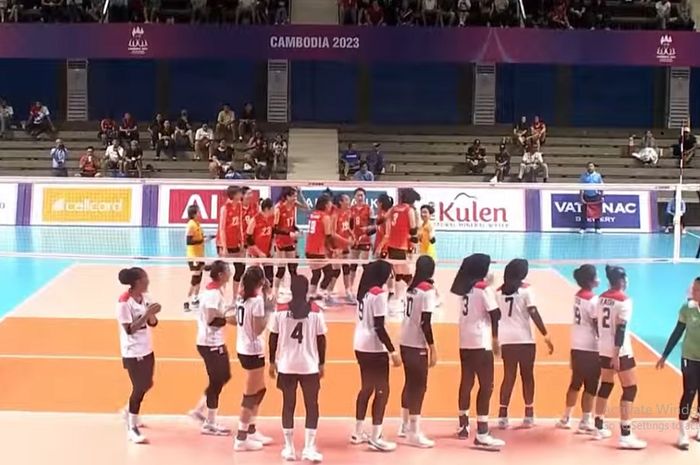 Timnas voli putri Indonesia saat menghadapi Vietnam pada semifinal SEA Games 2023 di Olympic Sport Complex Indoor Main Hall, Phnom Penh, Sabtu, 13 Mei 2023