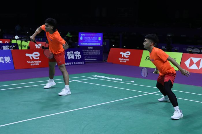 Pasangan ganda putra Indonesia, Leo Rolly Carnando/Daniel Marthin, tengah berlatih di Indoor Arena, Kompleks Suzhou Olympic Sports Centre, Suzhou, Sabtu (13/5/2023).