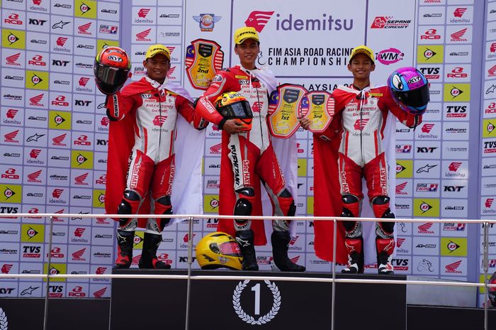 Pembalap Astra Honda Racing Team (AHRT)&nbsp;&nbsp;Rheza Danica Ahrens, Veda Ega Pratama, dan Herjun Atna Firdaus di podium&nbsp;Asia Road Racing Championship (ARRC) kelas Asia Production 250cc (AP250) di Sirkuit Sepang, Sabtu (13/5/2023).