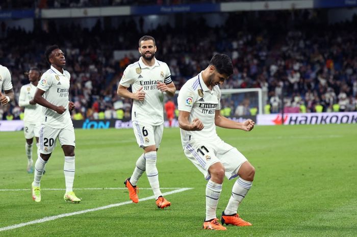 Gelandang Real Madrid asal Spanyol, Marco Asensio (kanan), merayakan gol dalam pertandingan sepak bola Liga Spanyol antara Real Madrid CF dan Getafe CF di Stadion Santiago Bernabeu di Madrid pada 13 Mei 2023.