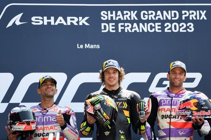 Dari kiri ke kanan, Jorge Martin (Prima Pramac Racing), Marco Bezzecchi (Mooney VR46 Racing), dan Johann Zarco (Prima Pramac Racing di podium MotoGP Prancis 2023 di Sirkuit Le Mans, Minggu (14/5/2023).