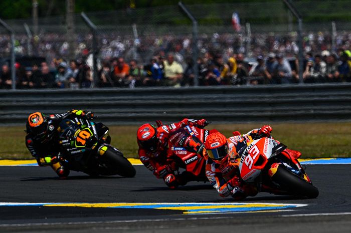 Murid dan adik Valentino Rossi, Francesco Bagnaia (merah) dan Luca Marini (hitam) mengejar Marc Marquez pada sprint MotoGP Prancis 2023 di Sirkuit Le Mans, Sabtu (13/5/2023)