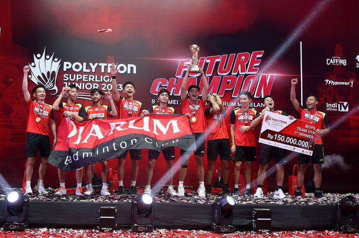 Tim Putra PB Djarum mengangkat Piala Liem Swie King setelah memenangi kategori Putra U-19 dari Superliga Junior 2023. Moh Zaki Ubaidilah dkk mengalahkan PB Jaya Raya dalam final di GOR Djarum, Magelang, Jawa Tengah, 14 Mei 2023.